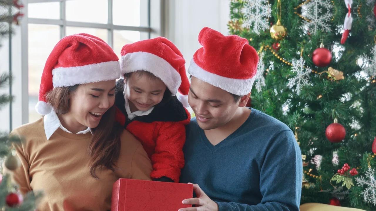 Natal Identik dengan Apa?